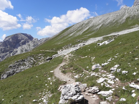 Il sentiero che attraversa l'Alpe di Puez